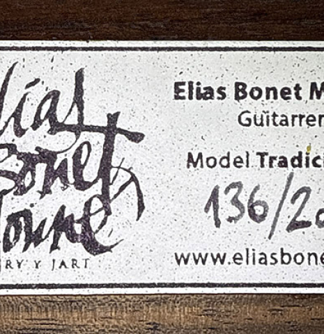The label of a 2025 Elias Bonet classical guitar made of cedar and green ebony