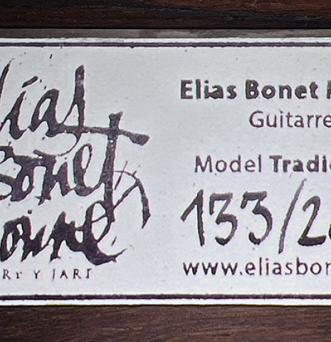 The label of a 2024 Elias Bonet classical guitar made of cedar and African rosewood