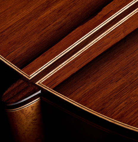 The heel, back binding and purfling of a 2026 Elias Bonet classical guitar made of cedar and African rosewood