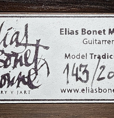 The label of a 2026 Elias Bonet classical guitar made of cedar and African rosewood