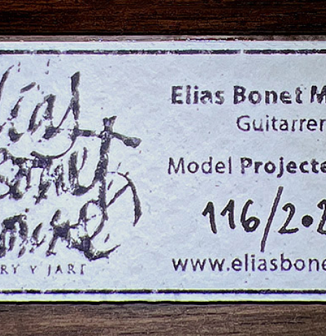 The label of a 2023 Elias Bonet "Aire" classical guitar made of cedar and Green ebony.