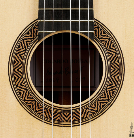 The rosette of a 2024 Eduardo Bossa classical guitar made of spruce and Indian rosewood