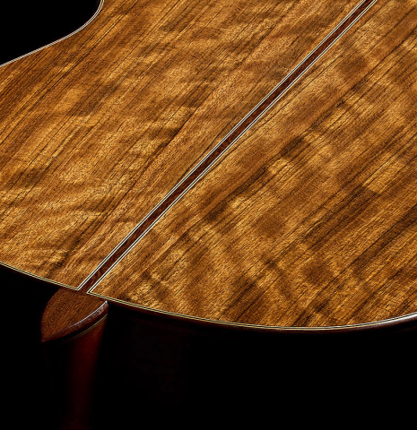 The heel, back binding and purfling of a 2026 Eduardo Bossa classical guitar made of cedar and ovangkol