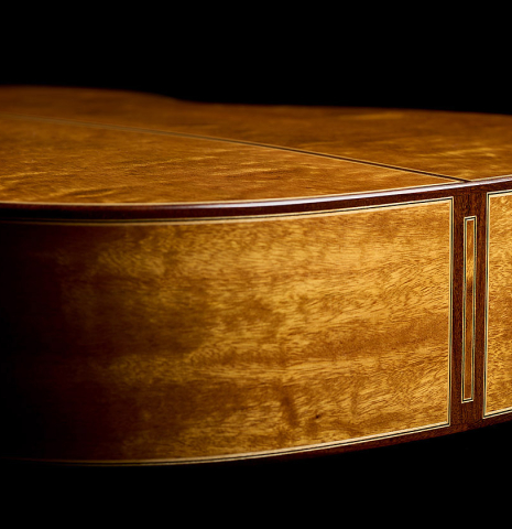 The sides at the foot of a 2026 Eduardo Bossa classical guitar made of spruce and comino crespo