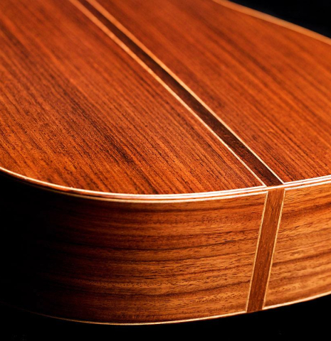 The back and sides at the foot of a 2004 Tobias Braun "1912 Ramirez" made of spruce and Indian rosewood