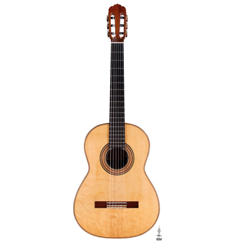 The front of a 2004 Tobias Braun "1912 Ramirez" made of spruce and Indian rosewood