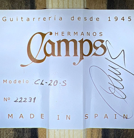 The label of a 2023 Hermanos Camps "CL20-S" classical guitar made of spruce and exotic ebony.