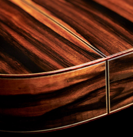 The lower bout of a 2023 Hermanos Camps "CL20-S" classical guitar made of spruce and exotic ebony.