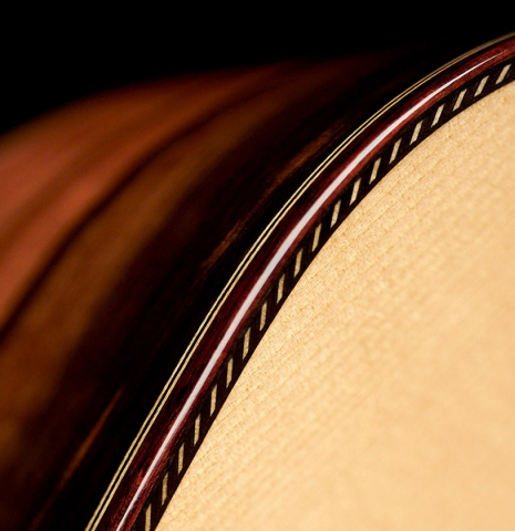 The purfling and binding of a 2023 Hermanos Camps "CL20-S" classical guitar made of spruce and exotic ebony.