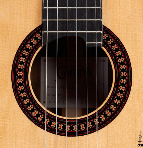 The rosette of a 2023 Hermanos Camps "CL20-S" classical guitar made of spruce and exotic ebony.