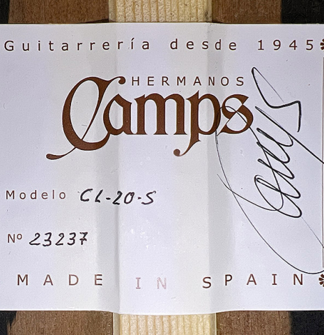 The label of a 2023 Hermanos Camps "CL20-S" classical guitar made of spruce and exotic ebony