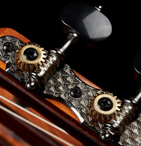 The tuning machines of a 2023 Hermanos Camps "CL20-S" classical guitar made of spruce and exotic ebony