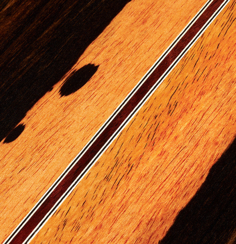The back center seam of a 2023 Hermanos Camps "CL20-S" classical guitar made of spruce and exotic ebony