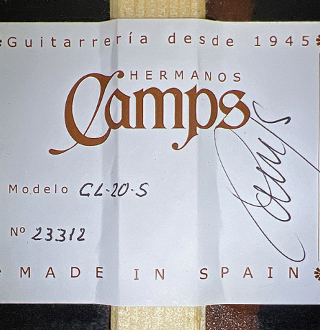 The label of a 2024 Hermanos Camps "CL20-S" classical guitar made of spruce and exotic ebony