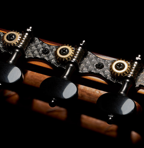 The tuning machines of a 2024 Hermanos Camps "CL20-S" classical guitar made of spruce and exotic ebony