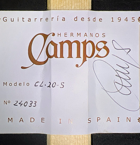 The label of a 2024 Hermanos Camps "CL20-S" classical guitar made of spruce and exotic ebony