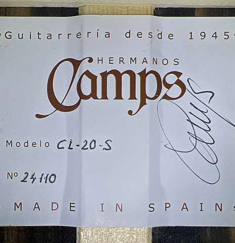 The label of a 2024 Hermanos Camps "CL20-S" classical guitar made of spruce and exotic ebony