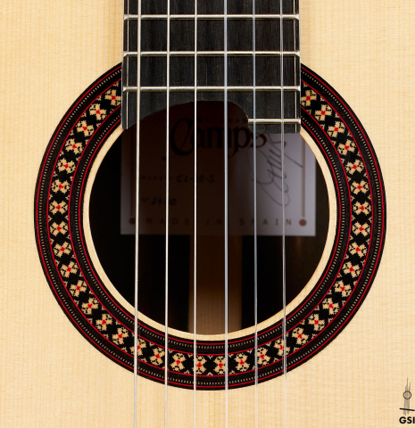 The rosette of a 2024 Hermanos Camps "CL20-S" classical guitar made of spruce and exotic ebony