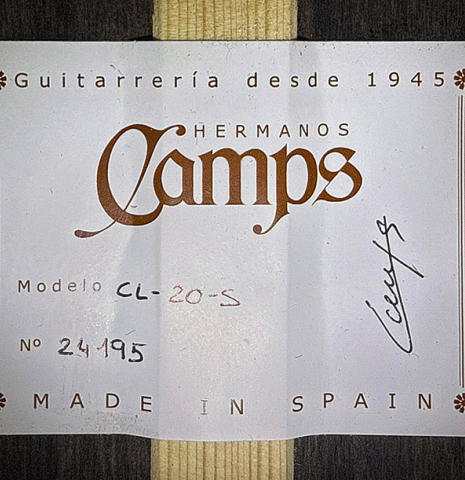 The label of a 2025 Hermanos Camps "CL20-S" classical guitar made of spruce and exotic ebony