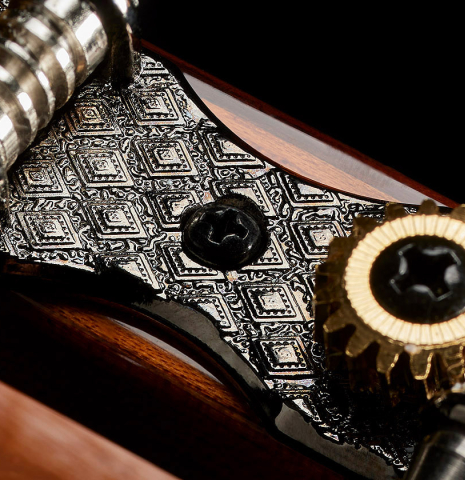 The tuning machines of a 2025 Hermanos Camps "CL20-S" classical guitar made of spruce and exotic ebony