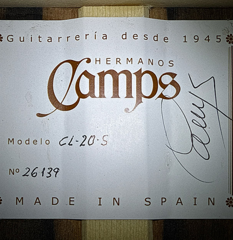 The label of a 2026 Hermanos Camps "CL20-S" classical guitar made of spruce and exotic ebony