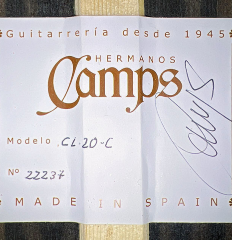 The label of a 2023 Hermanos Camps "CL20-C" classical guitar made of cedar and exotic ebony.