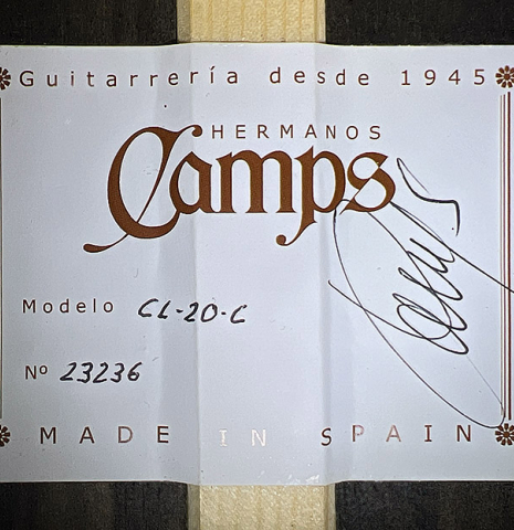 The label of a 2023 Hermanos Camps "CL20-C" classical guitar made of cedar and exotic ebony