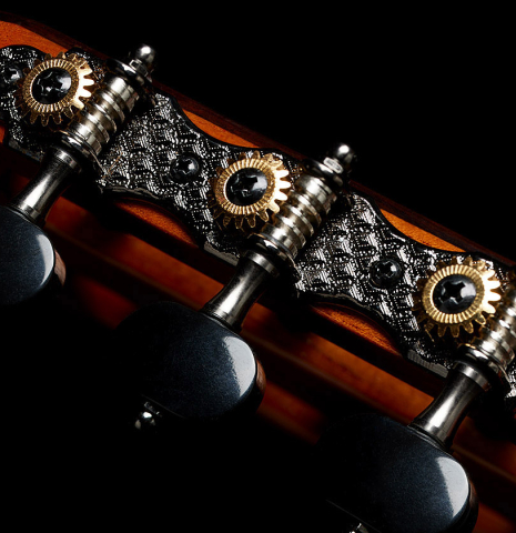 The tuning machines of a 2025 Hermanos Camps "CL20-C" classical guitar made of cedar and exotic ebony