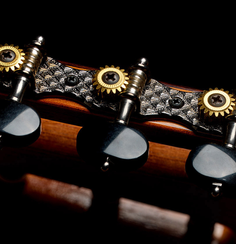 The tuning machines of a 2025 Hermanos Camps "CL20-C" classical guitar made of cedar and exotic ebony