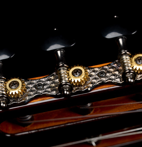 The tuning machines of a 2026 Hermanos Camps "CL20-C" classical guitar made of cedar and exotic ebony