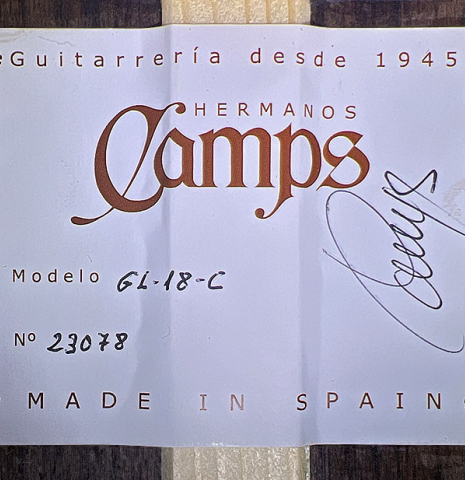 The label of a 2023 Hermanos Camps "GL18C" classical guitar made with cedar and Indian rosewood.