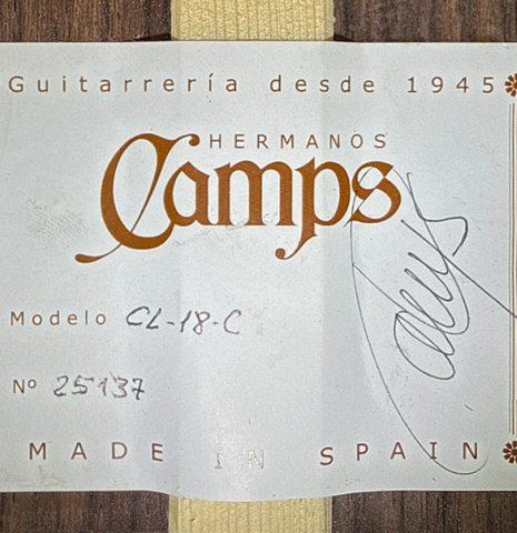 The label of a Hermanos Camps "CL18C" classical guitar made of cedar and Indian rosewood