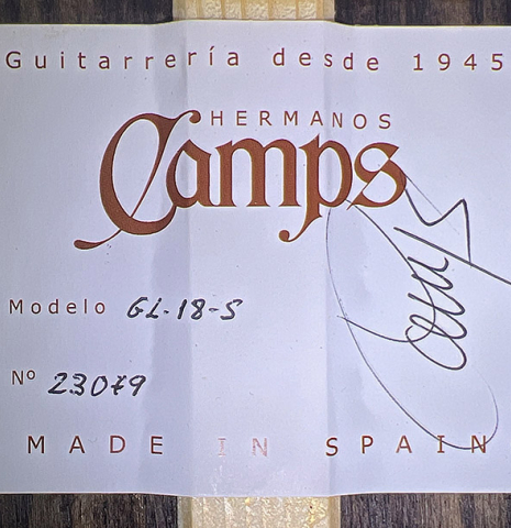 The label of a 2023 Hermanos Camps "GL18S" classical guitar made with spruce and Indian rosewood.