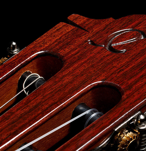 The headstock with veneer relief of a 2024 Hermanos Camps "CL20-S" classical guitar made of spruce and Malaysian blackwood