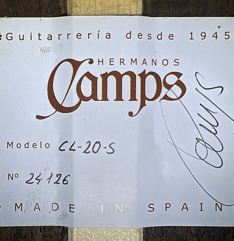 The label of a 2024 Hermanos Camps "CL20-S" classical guitar made of spruce and Malaysian blackwood