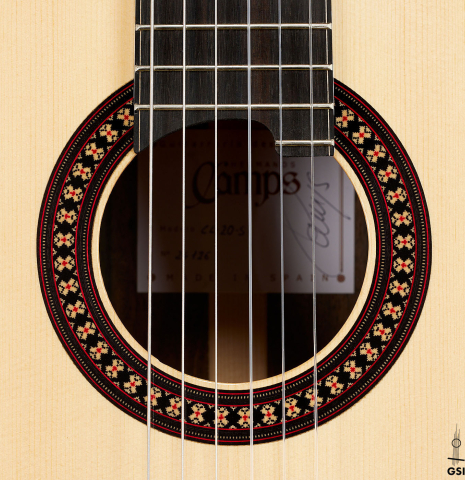 The rosette of a 2024 Hermanos Camps "CL20-S" classical guitar made of spruce and Malaysian blackwood