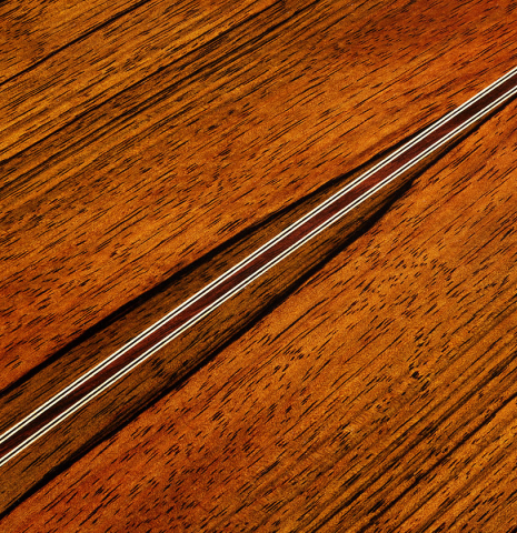The back center seam and purflings of a 2024 Hermanos Camps "CL20-C" classical guitar made of cedar and Malaysian blackwood