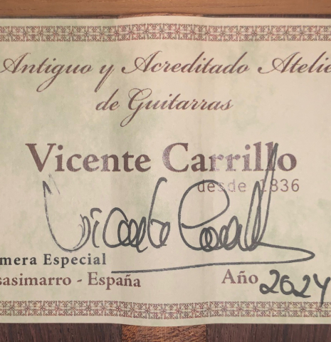 The label of a Vicente Carrillo "Primera Especial" classical guitar made with spruce and African rosewood.