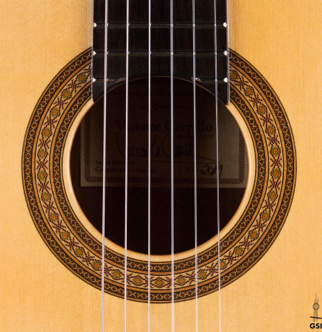 The rosette of a 2022 Vicente Carrillo &quot;India Estudio 640&quot; made with spruce and Indian rosewood