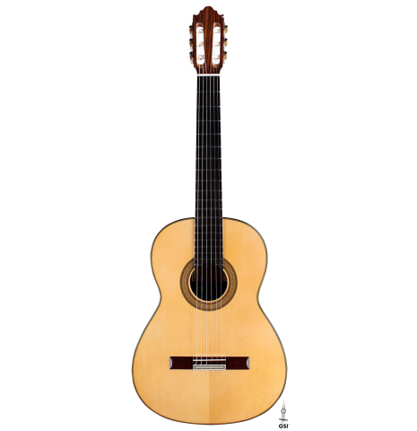 The front of a Vicente Carrillo "India Estudio" made with spruce and Indian rosewood