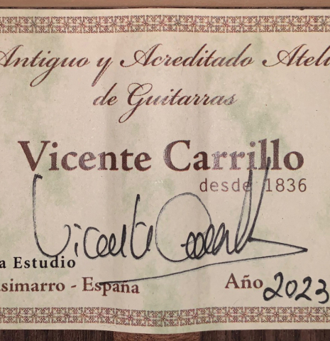 The label of a 2023 Vicente Carrillo "India Estudio 640" guitar made with cedar and Indian rosewood