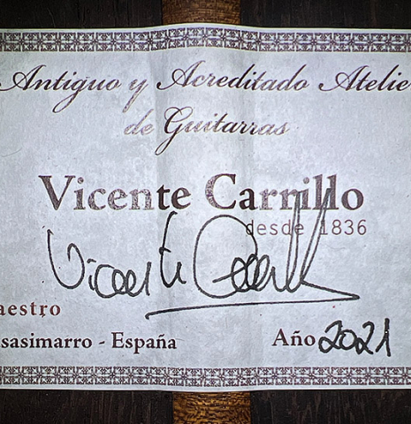 The label of a 2021 Vicente Carrillo &quot;Maestro Double Top&quot; classical guitar made with cedar soundboard and African rosewood back and sides