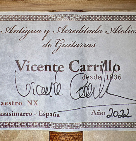 The label of a2022 Vicente Carrillo "Maestro Double Top" classical guitar made with spruce top and maple back and sides