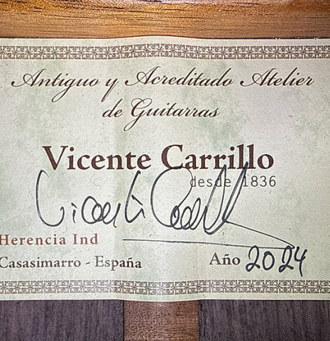 The label of a 2024 Vicente Carrillo "Herencia" classical guitar made of cedar and Indian rosewood