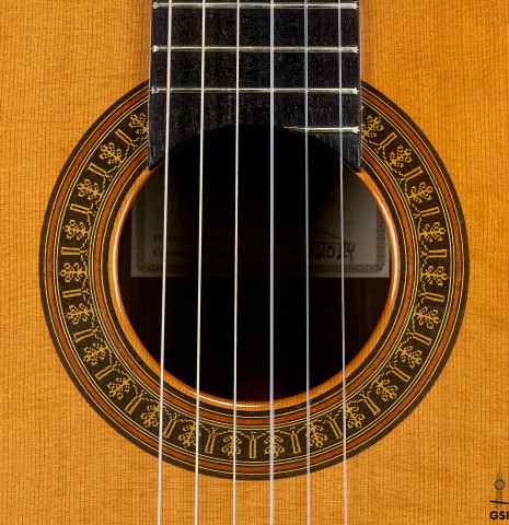 The rosette of a 2024 Vicente Carrillo "Herencia" classical guitar made of cedar and Indian rosewood