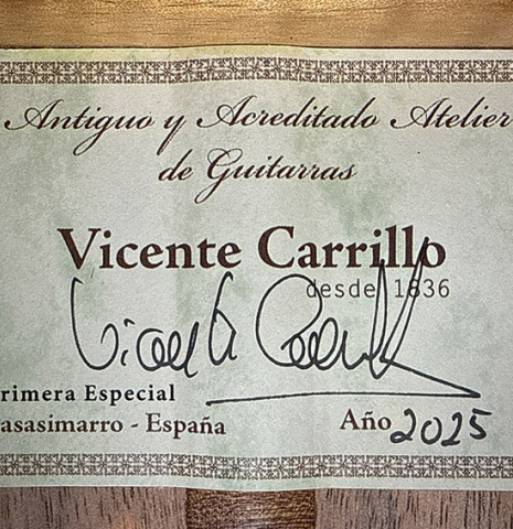 The label of a 2025 Vicente Carrillo "Primera Especial" classical guitar made of cedar and Malaysian blackwood