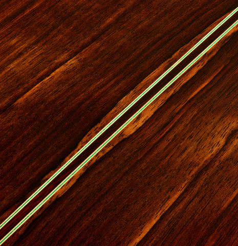 The center seam of the back of a 2025 Vicente Carrillo "Primera Especial" classical guitar made of cedar and Malaysian blackwood