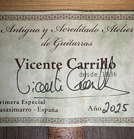 The label of a 2025 Vicente Carrillo "Primera Especial" classical guitar made of cedar and Malaysian blackwood