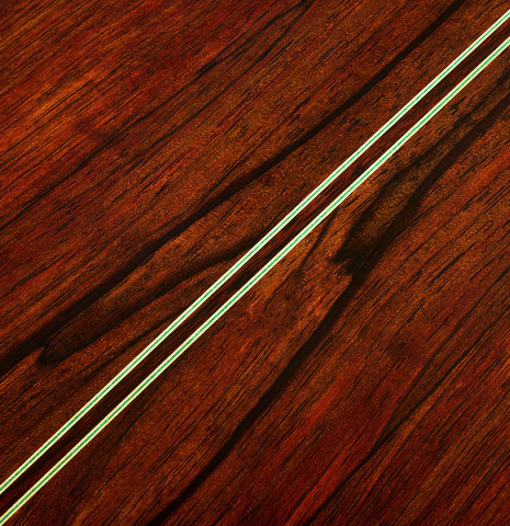 The back center seam of a 2025 Vicente Carrillo "Primera Especial" classical guitar made of spruce and Malaysian blackwood