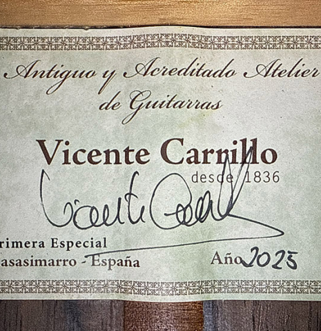 The label of a 2025 Vicente Carrillo "Primera Especial" classical guitar made of spruce and Malaysian blackwood